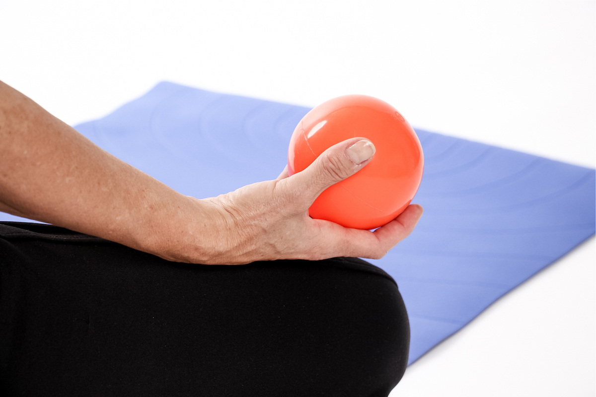 Balles souples et balles lestées en Pilates : quels avantages ?